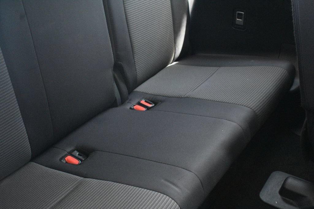 Used 2025 Toyota Highlander LE FWD image 32