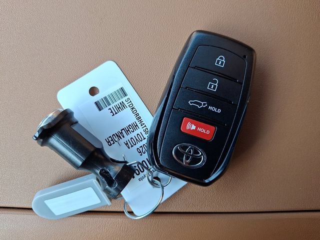 Used 2026 Toyota Highlander Platinum AWD/4WD image 25