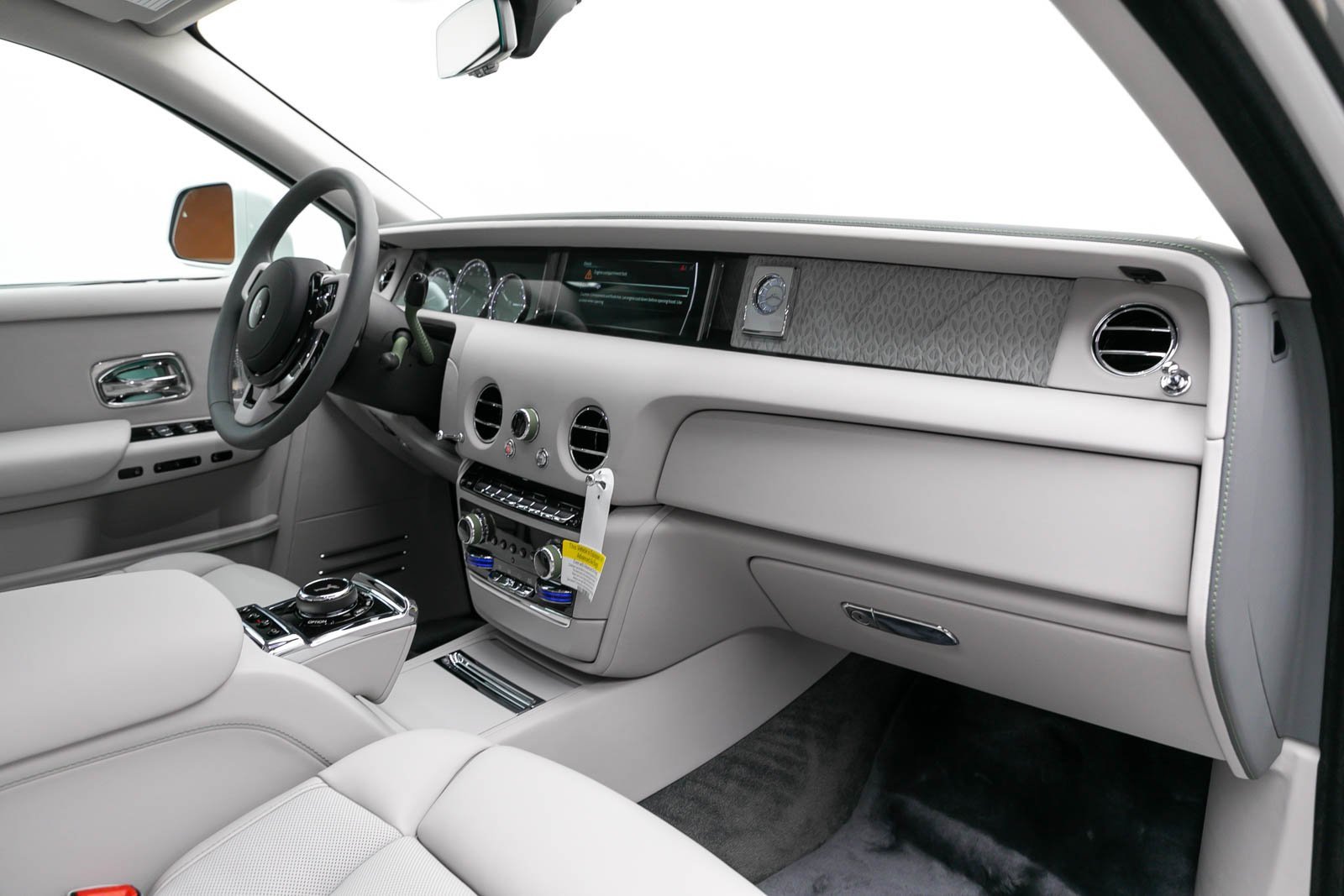 Used 2024 Rolls-Royce Phantom Extended Wheelbase w/ Leather Finishing Pack image 32