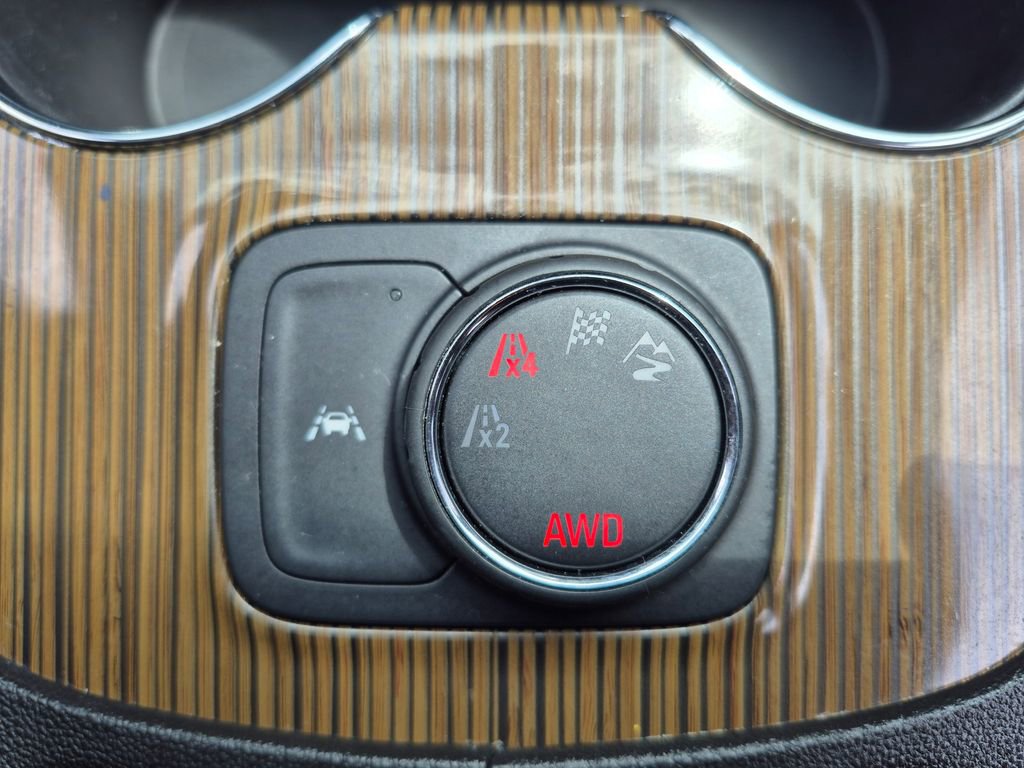 Used 2023 GMC Acadia SLE image 17