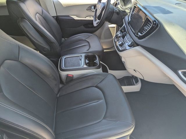 Used 2024 Chrysler Pacifica Touring-L FWD image 11