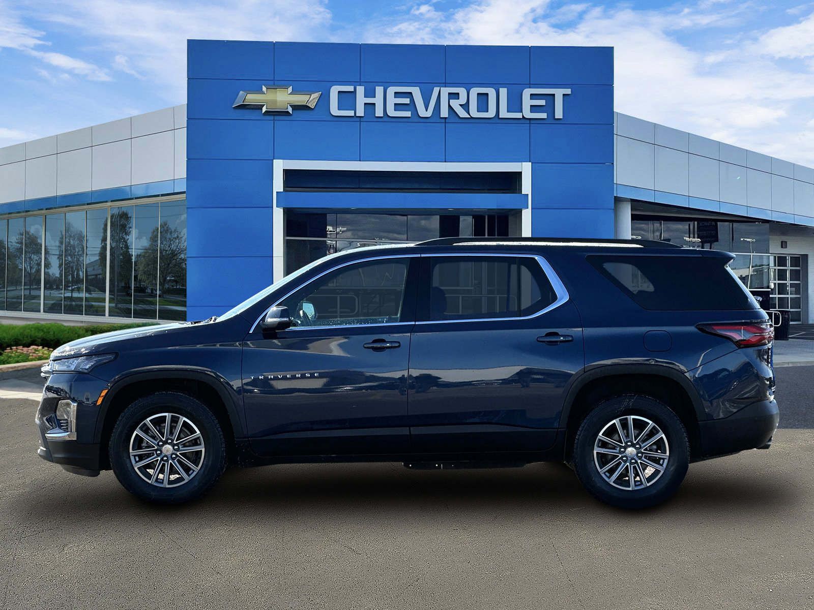 Certified 2023 Chevrolet Traverse LT w/ Rear Camera Mirror Package image 5