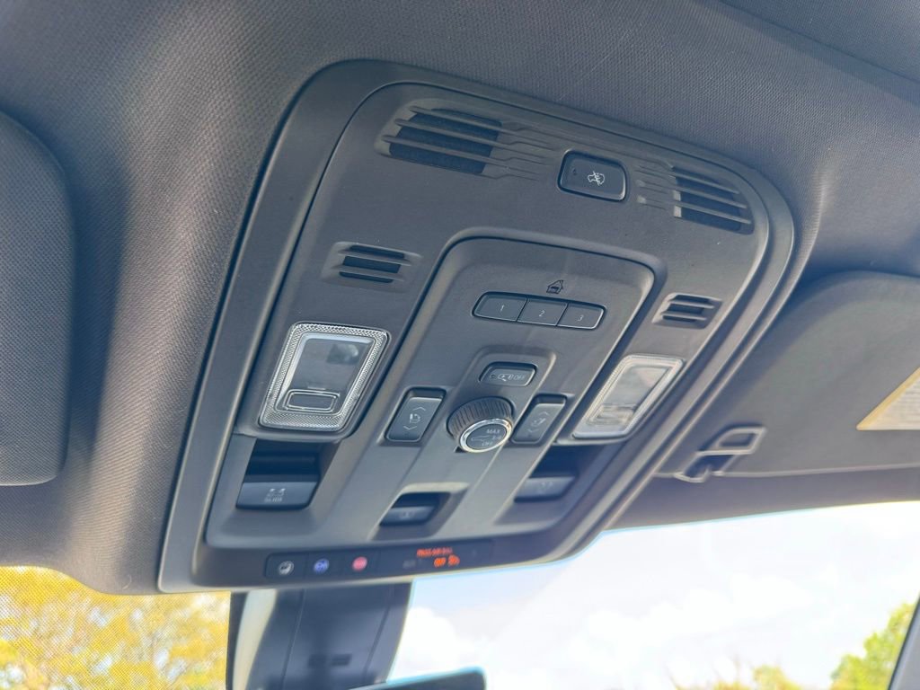 Used 2022 GMC Yukon XL Denali w/ Denali Premium Package image 21