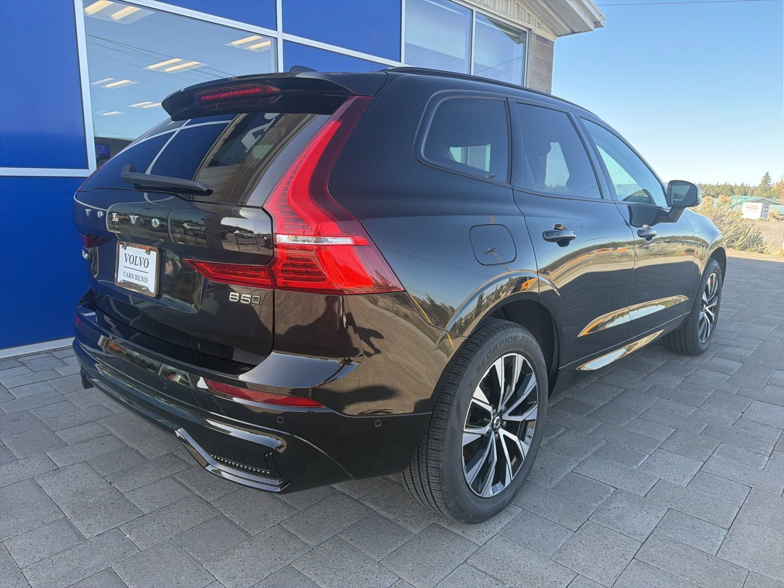 Used 2025 Volvo XC60 B5 Plus AWD/4WD image 7