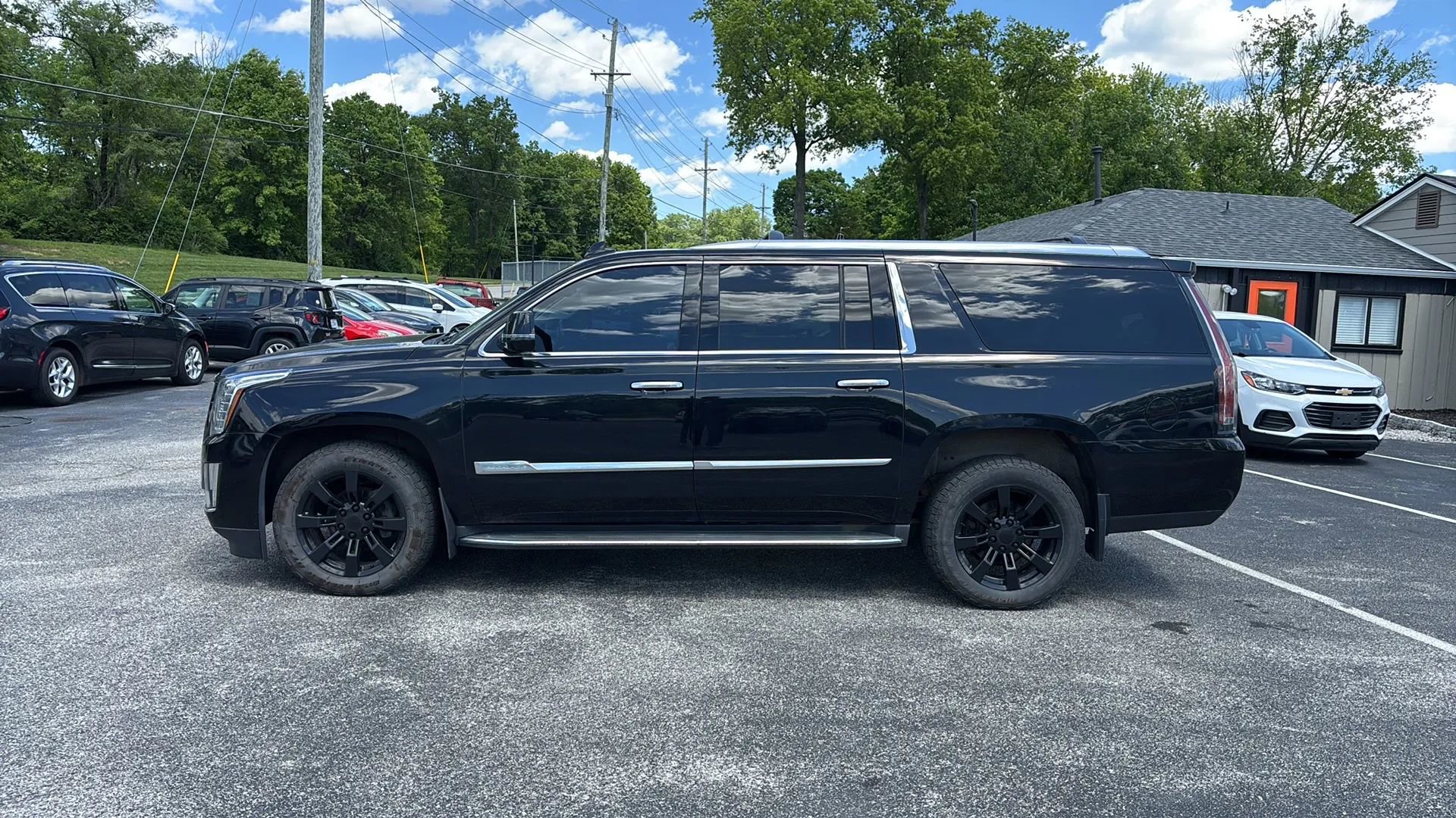 Used 2016 Cadillac Escalade ESV Luxury AWD/4WD image 2