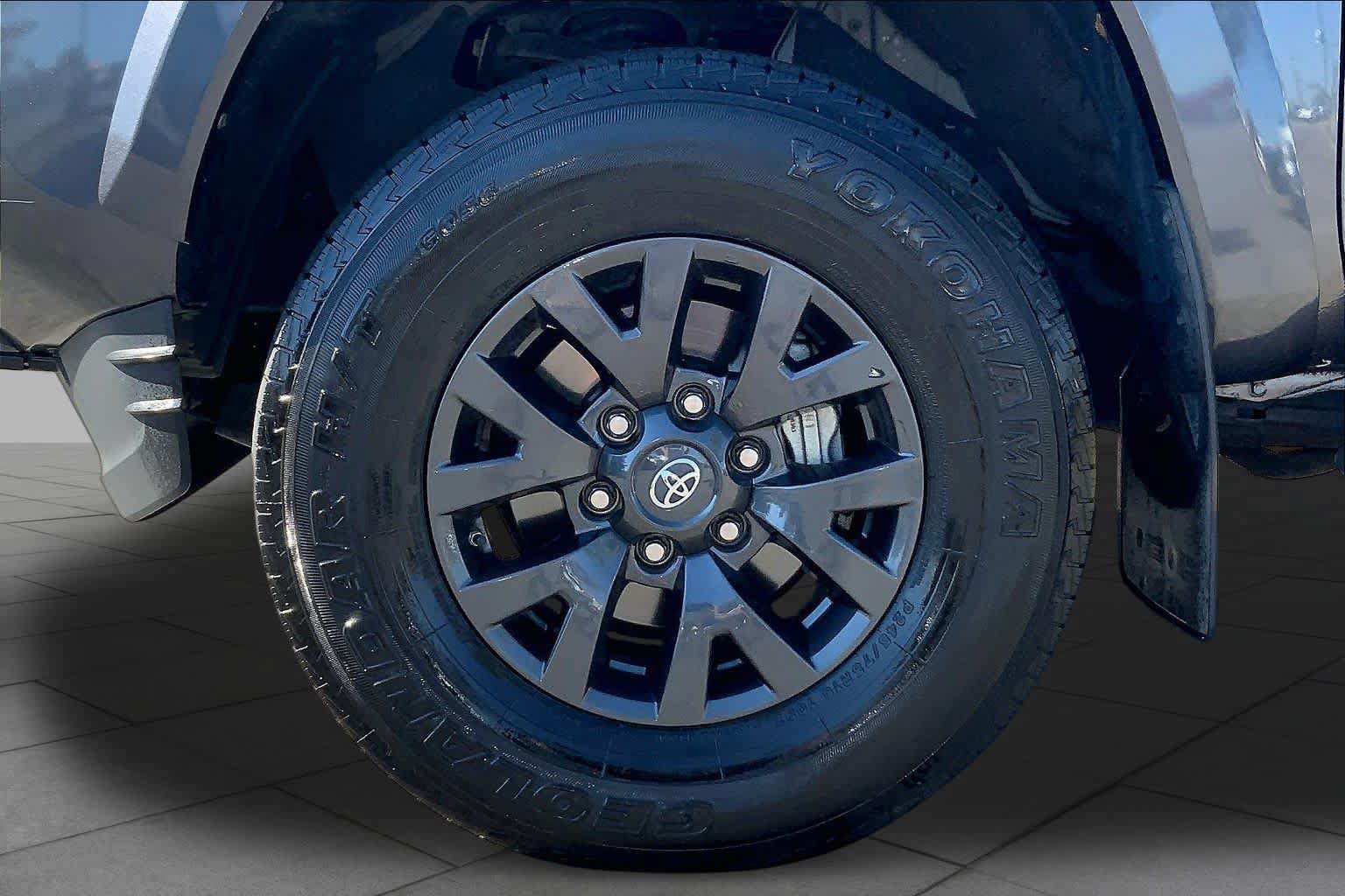 Used 2021 Toyota Tacoma SR5 RWD image 11