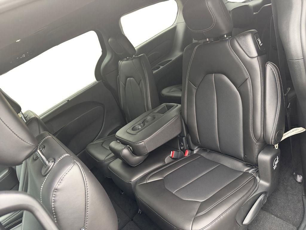 New 2026 Chrysler Pacifica Select image 13