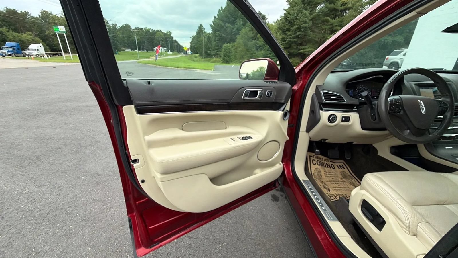 Used 2019 Lincoln MKT AWD image 16