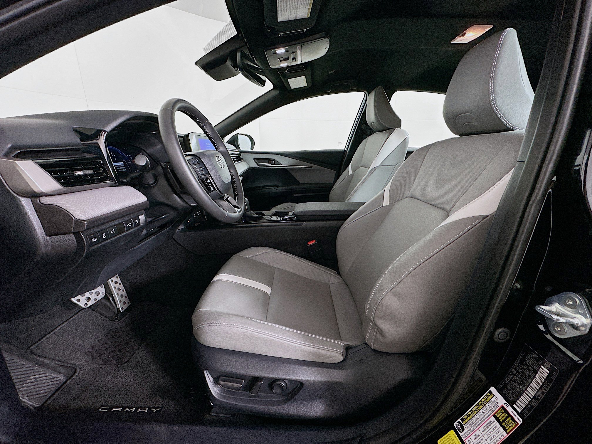 Used 2025 Toyota Camry SE image 13