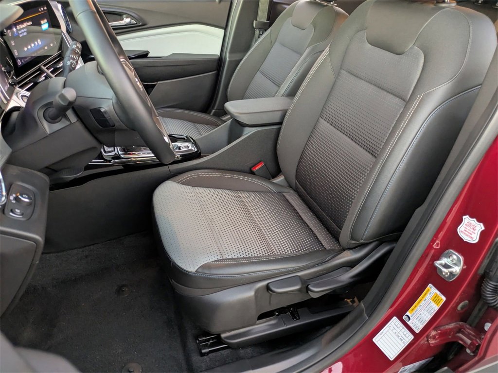 Used 2025 Chevrolet Trax LT w/ LT Convenience Package image 14