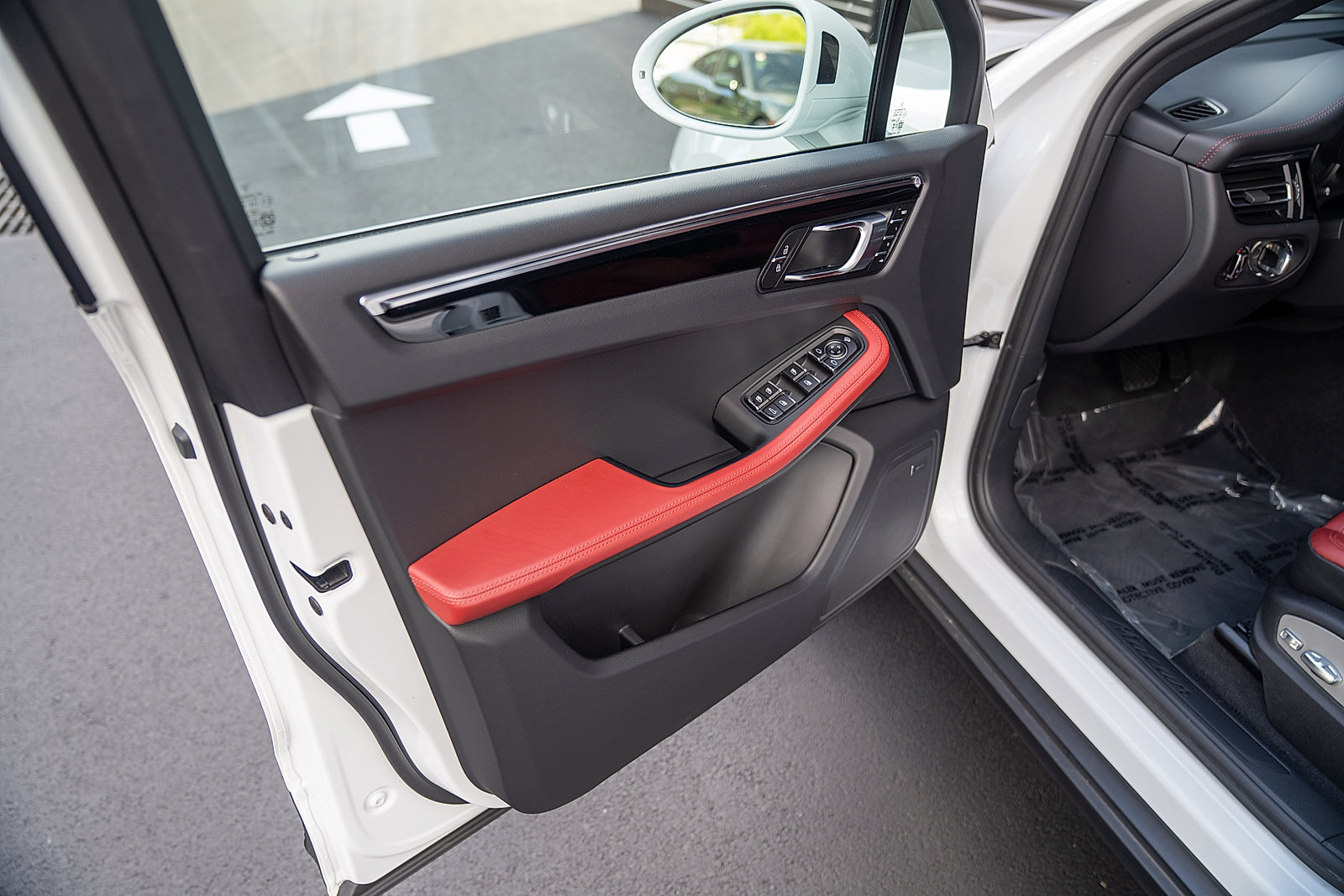 Certified 2026 Porsche Macan AWD/4WD image 16