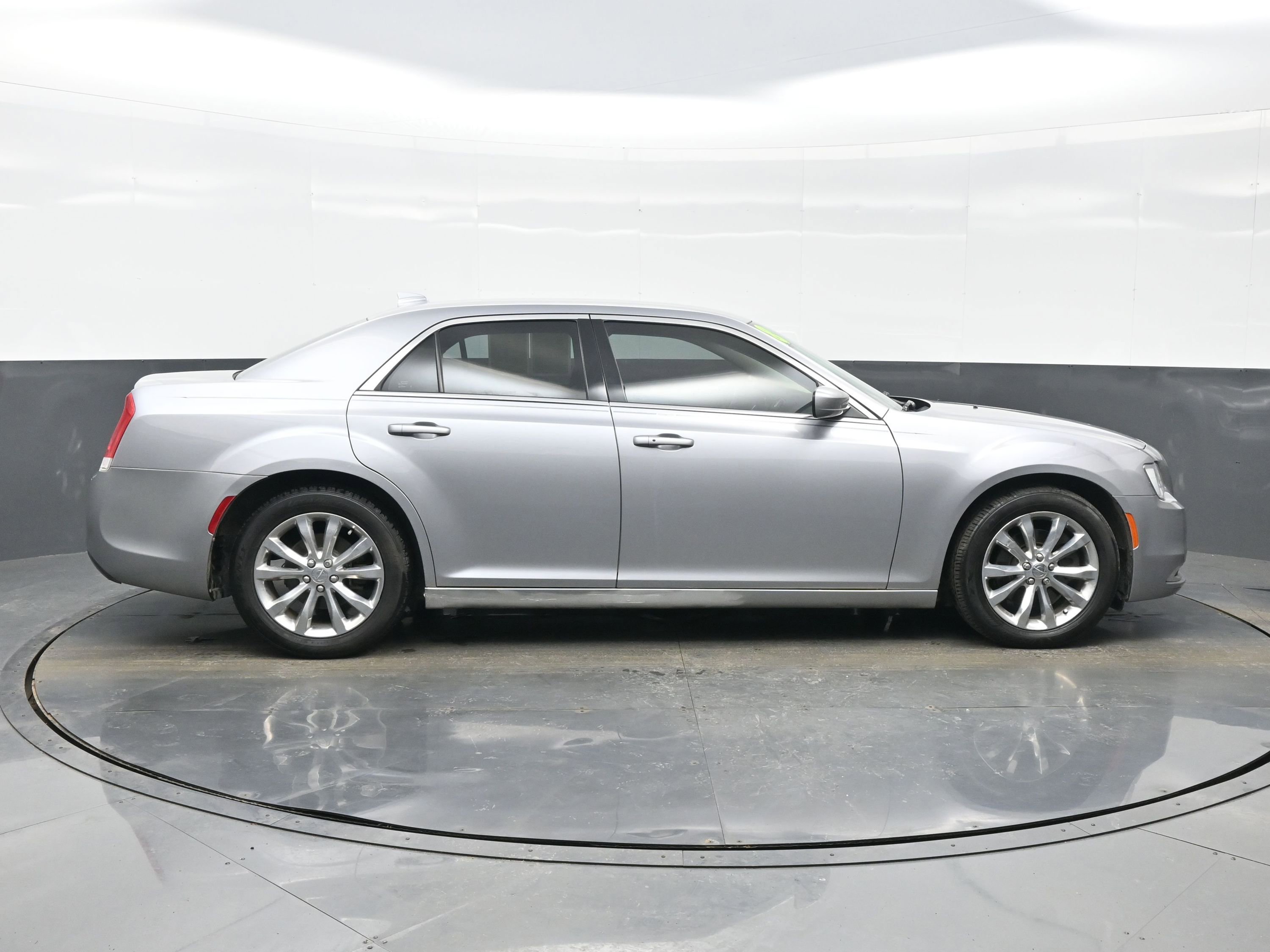 Used 2018 Chrysler 300 Touring image 7