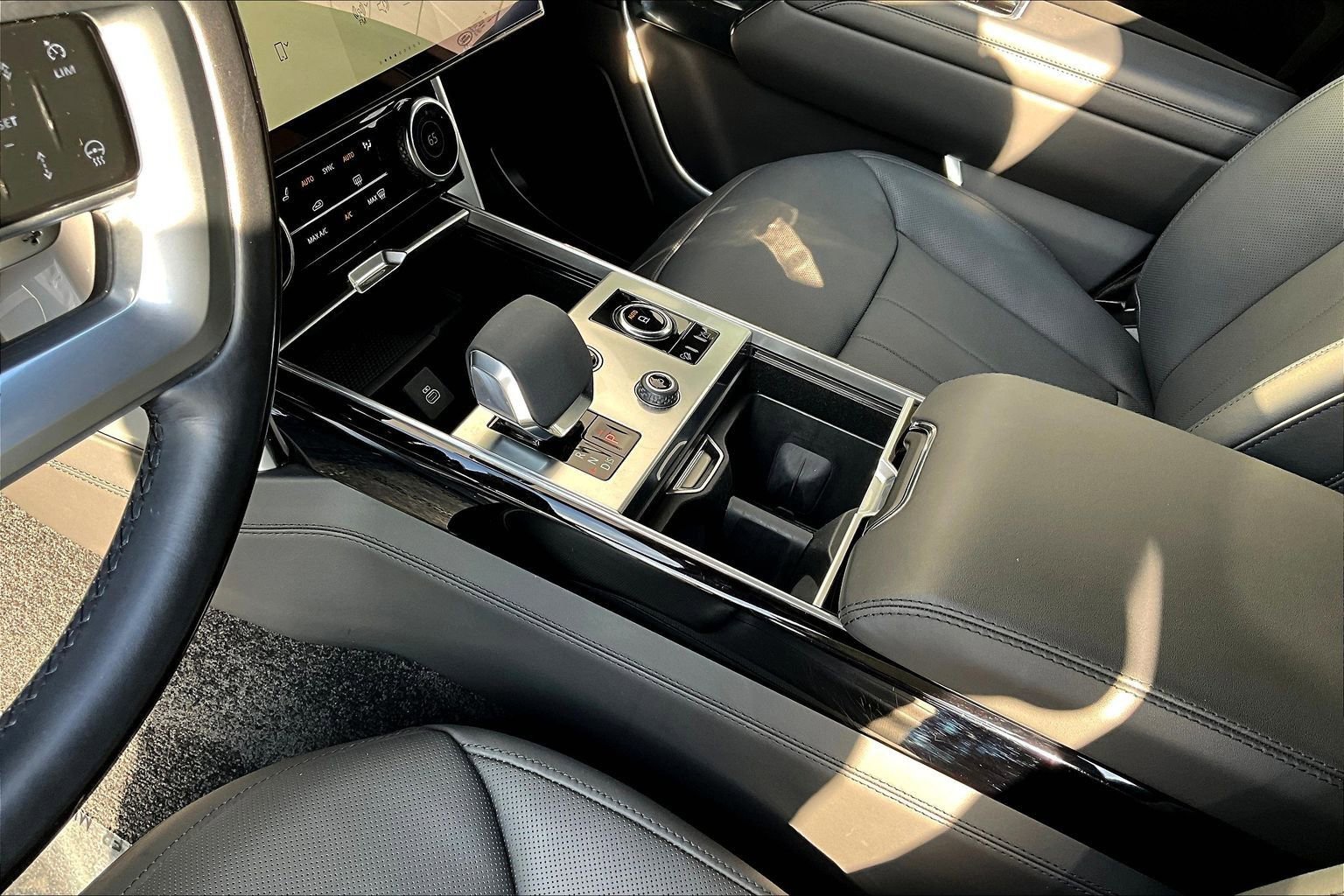 Used 2023 Land Rover Range Rover SE image 16