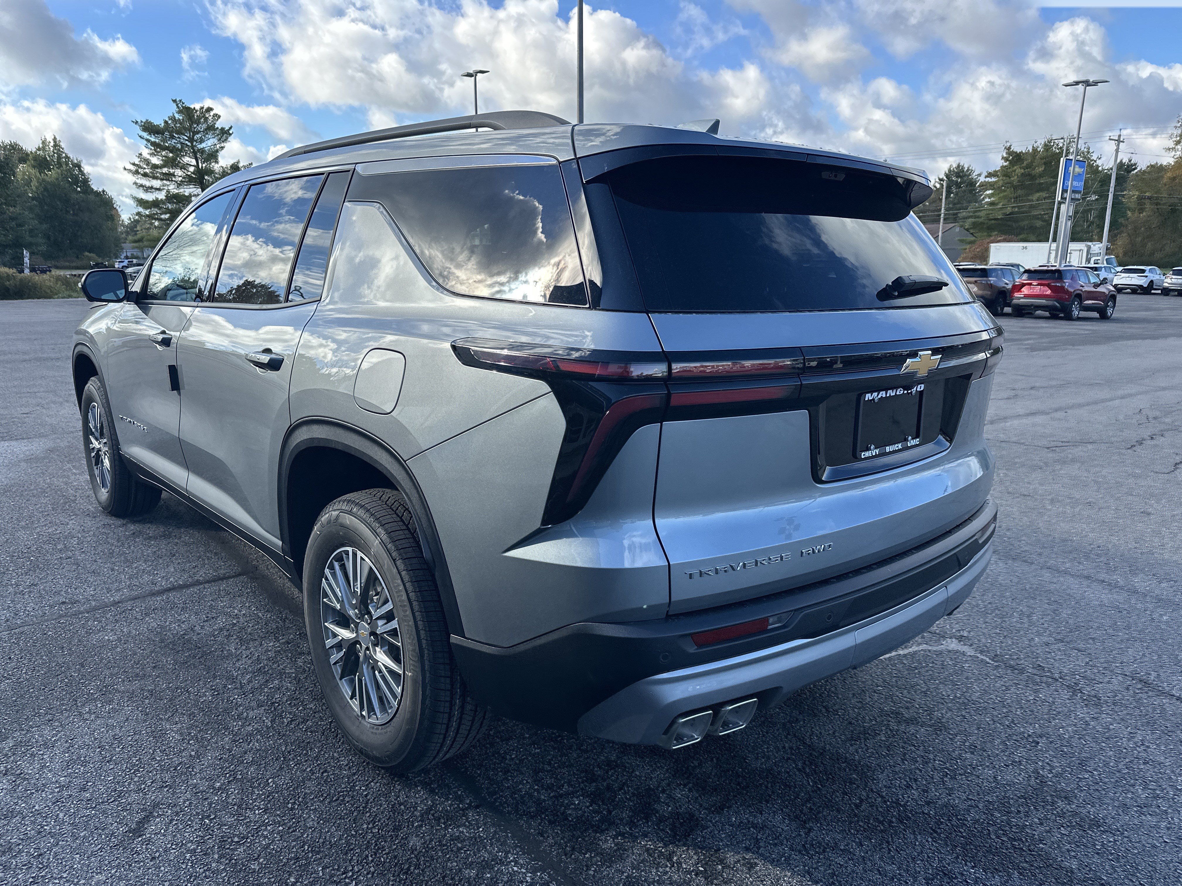 New 2027 Chevrolet Traverse LT w/ Driver Confidence Package AWD/4WD image 4