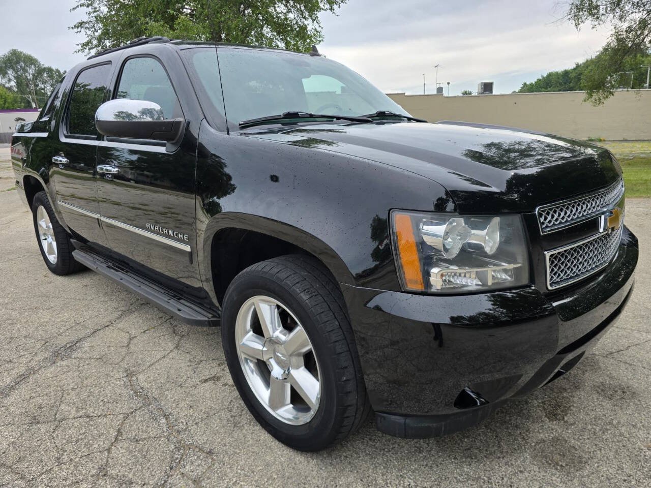 Used 2013 Chevrolet Avalanche LTZ AWD/4WD image 3