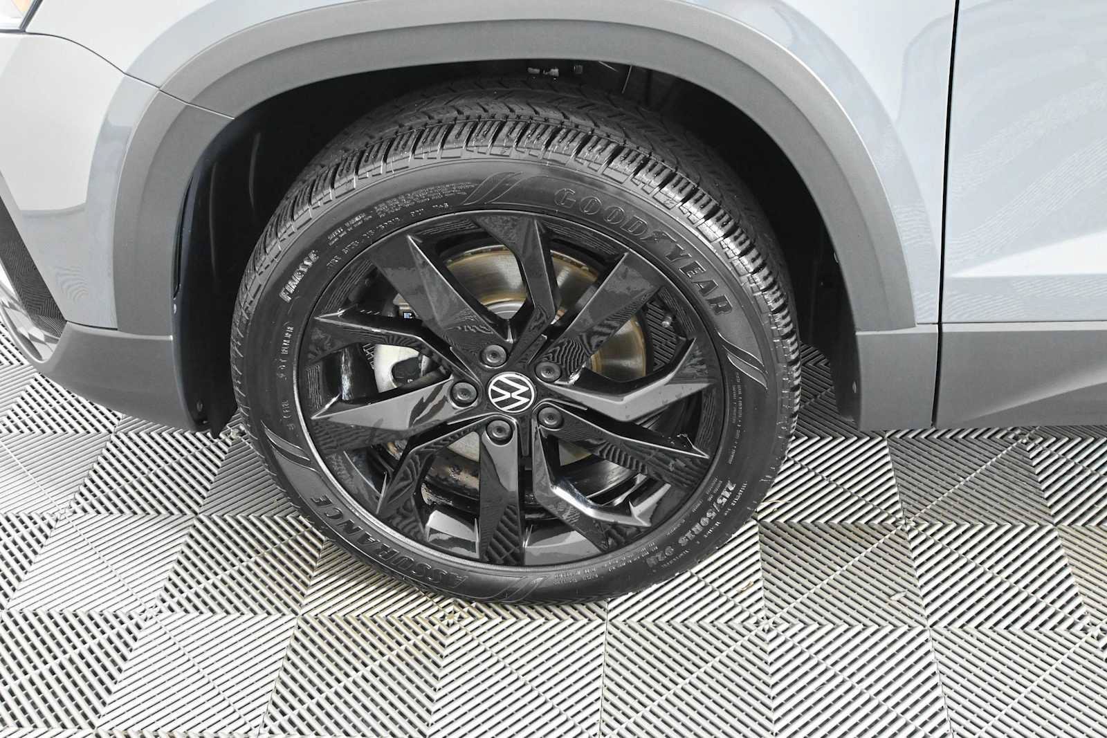 Certified 2024 Volkswagen Taos SE FWD image 28