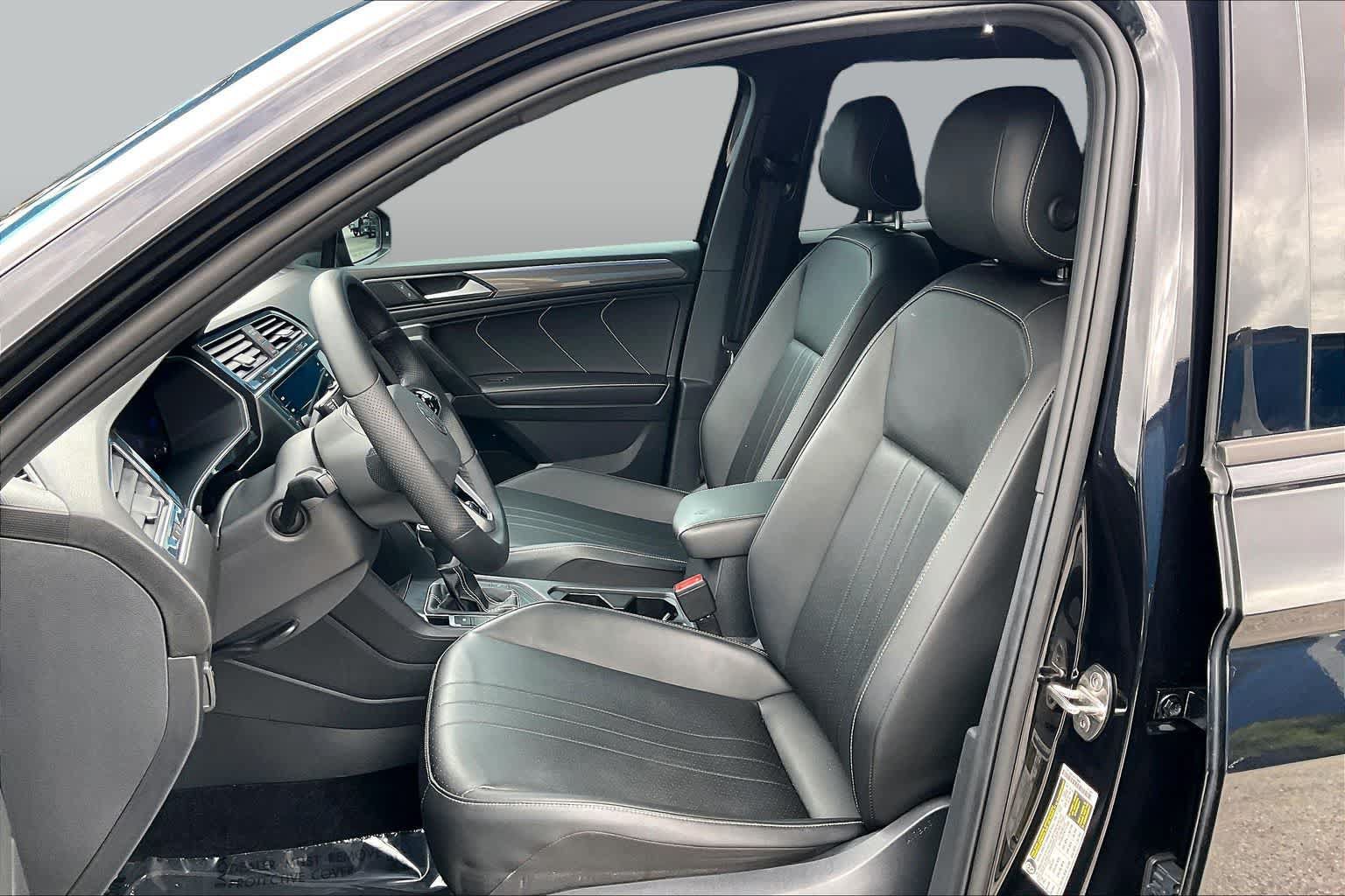 Used 2023 Volkswagen Tiguan SE R-Line FWD image 9