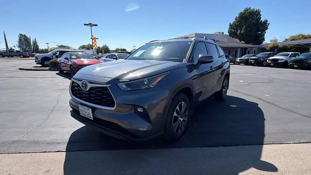 Used 2022 Toyota Highlander XLE AWD/4WD image 1