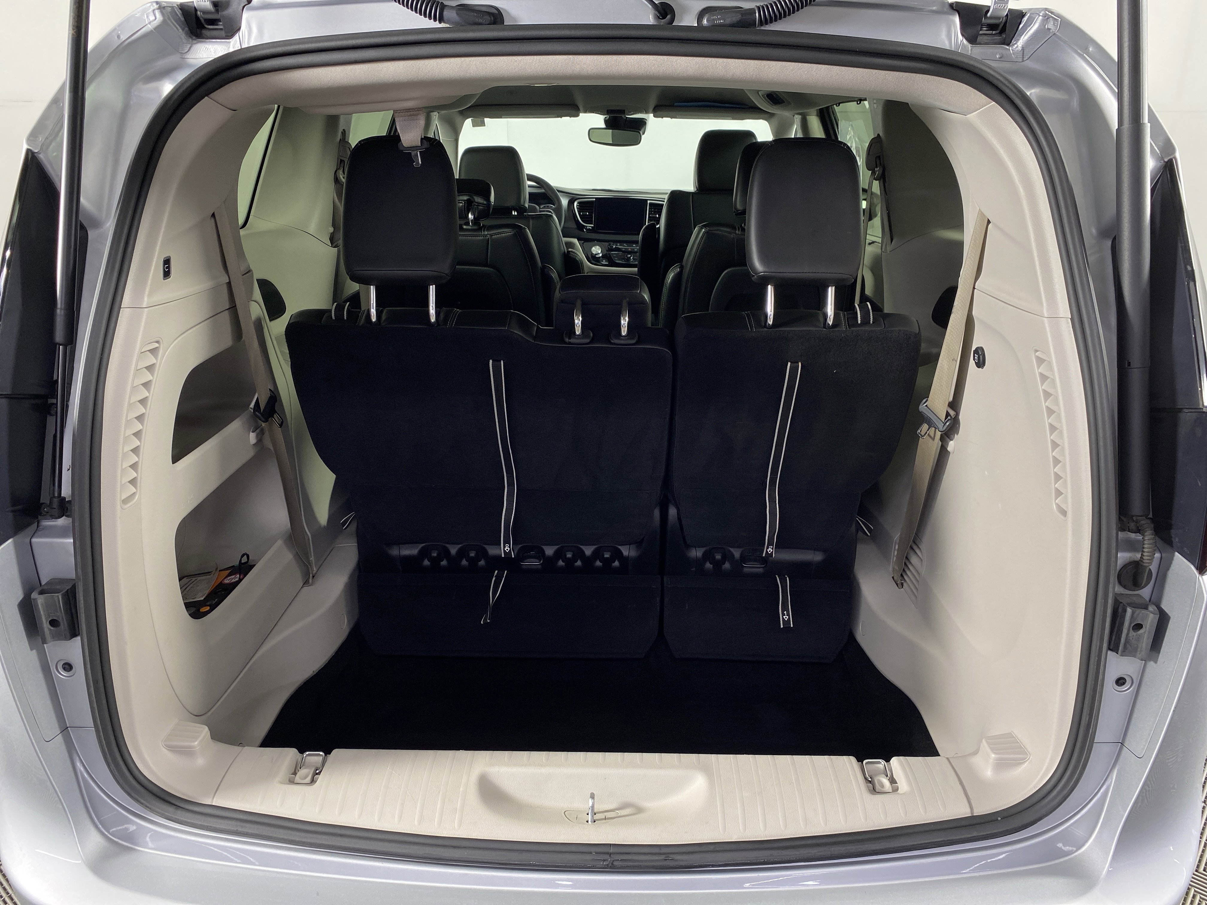 Used 2023 Chrysler Pacifica Touring-L image 34