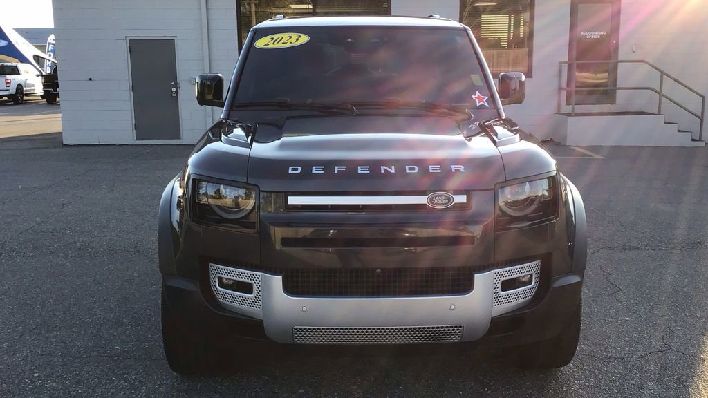 Used 2023 Land Rover Defender 90 SE image 2