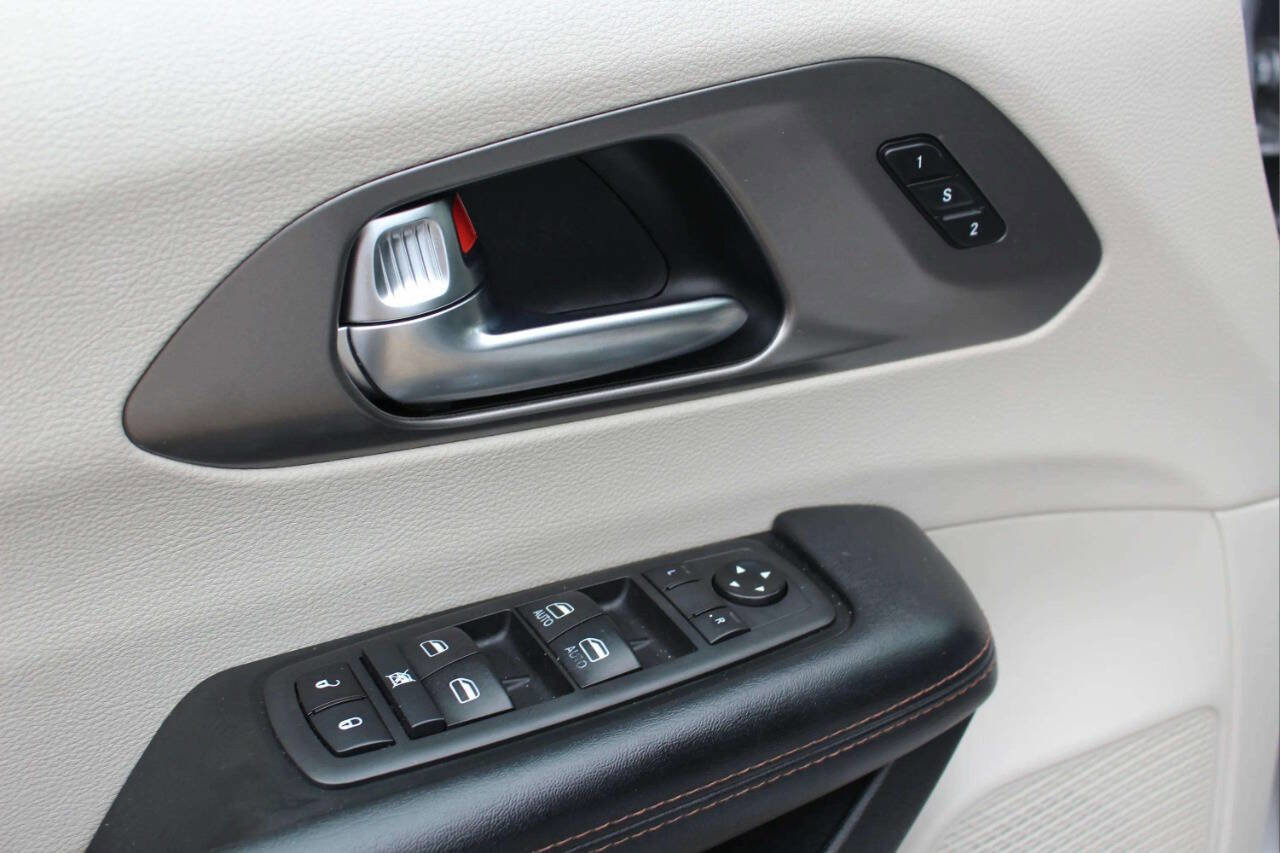 Used 2020 Chrysler Pacifica Touring-L FWD image 11