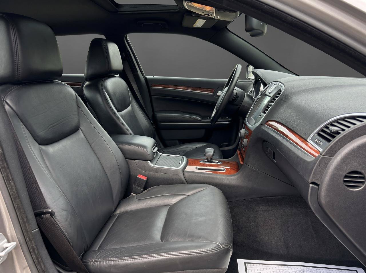 Used 2014 Chrysler 300 RWD image 16