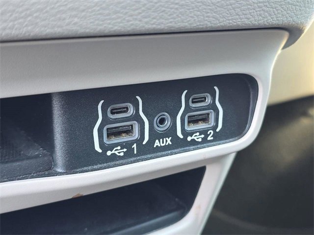 Used 2023 Chrysler Pacifica Touring-L image 15