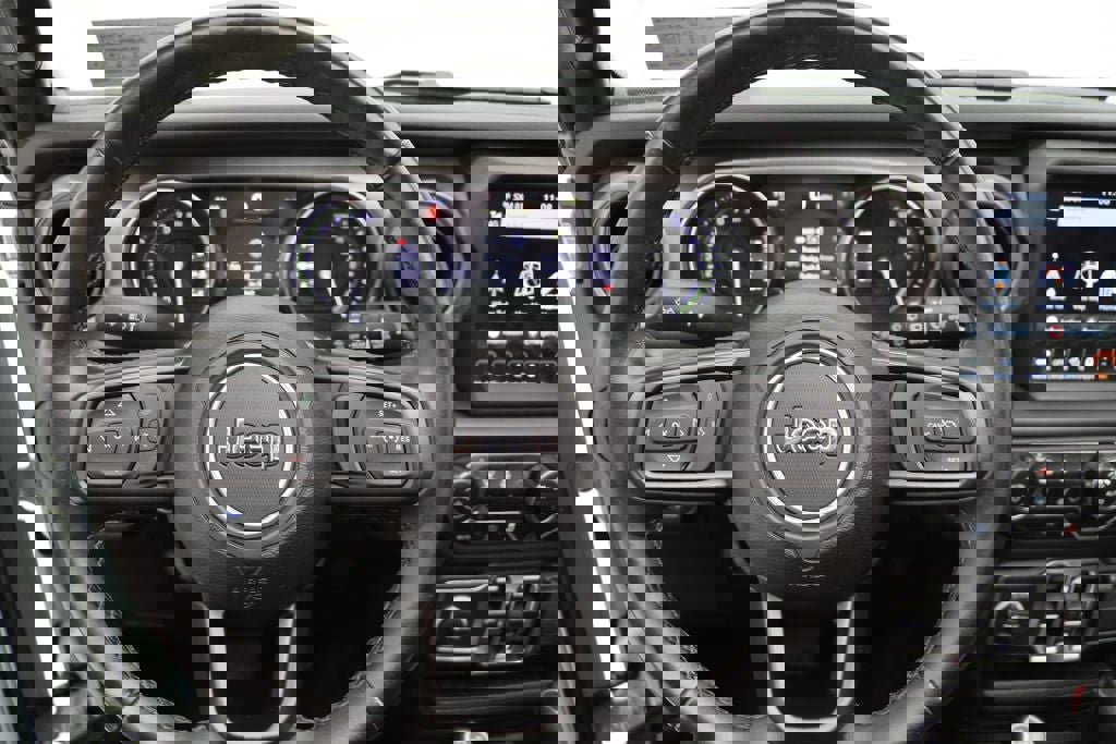 Used 2023 Jeep Wrangler Unlimited w/ Sun & Screen Package image 18