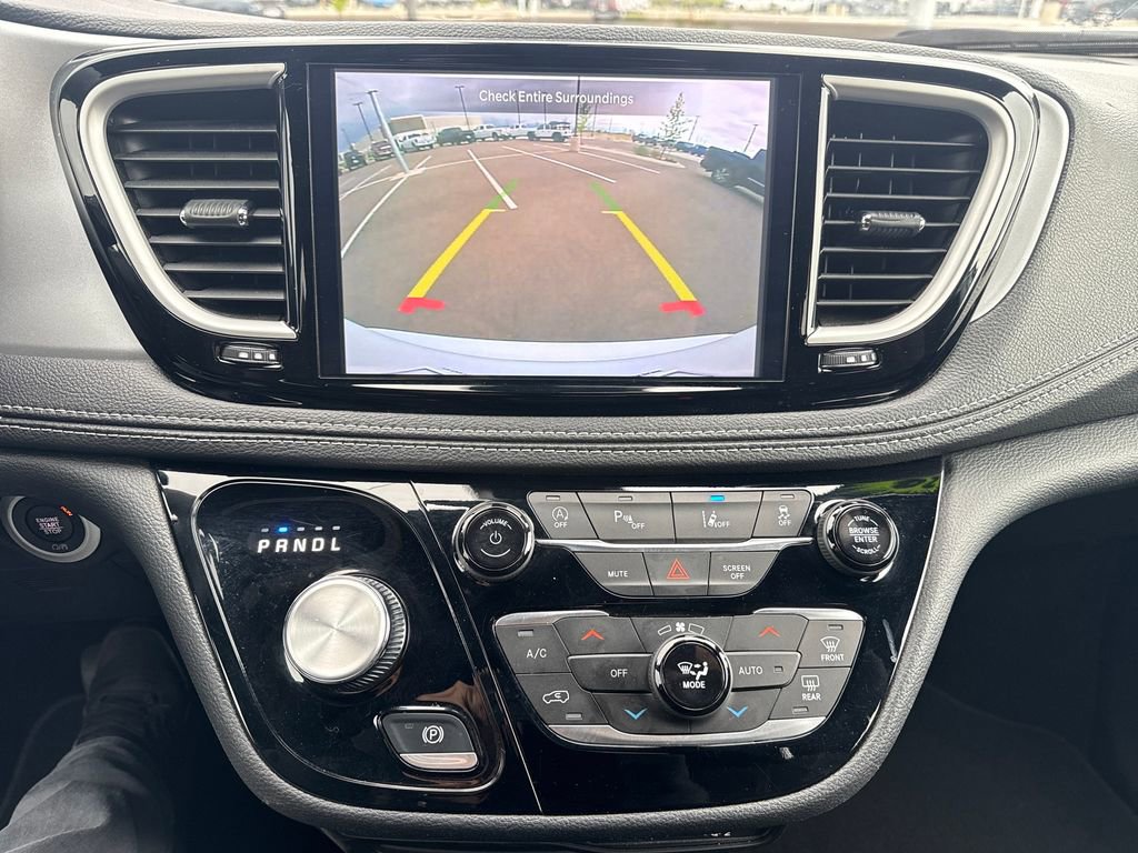 Used 2024 Chrysler Pacifica Touring image 19