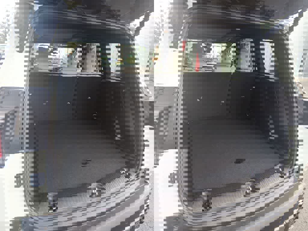 New 2026 Jeep Cherokee Overland w/ Trailer Tow Group image 24