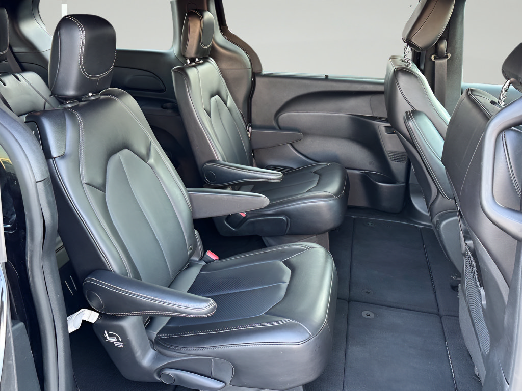 Used 2025 Chrysler Pacifica Select FWD image 28