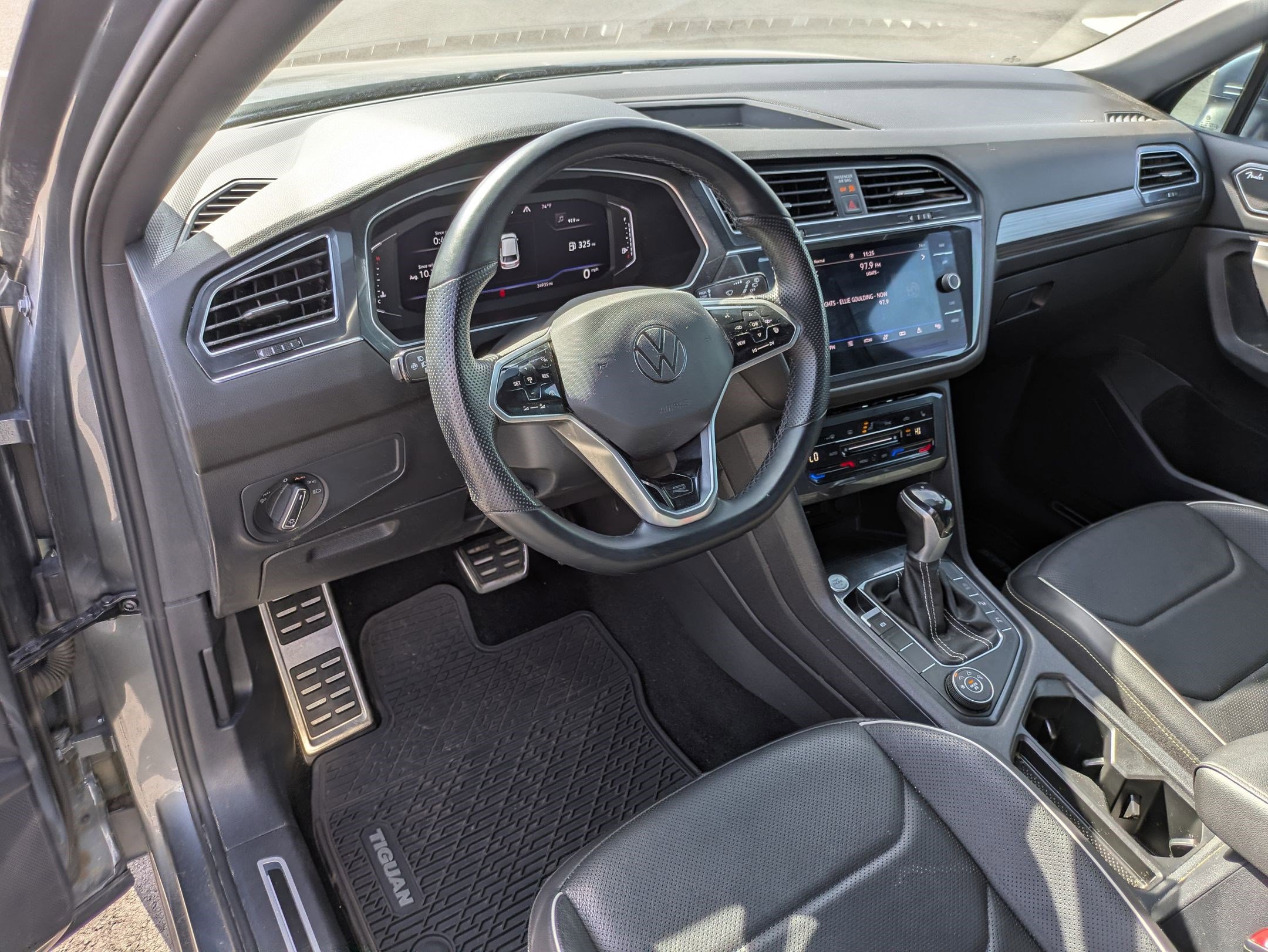 Used 2022 Volkswagen Tiguan SEL R-Line image 17