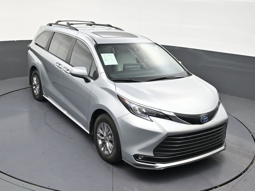 Used 2025 Toyota Sienna XLE image 18