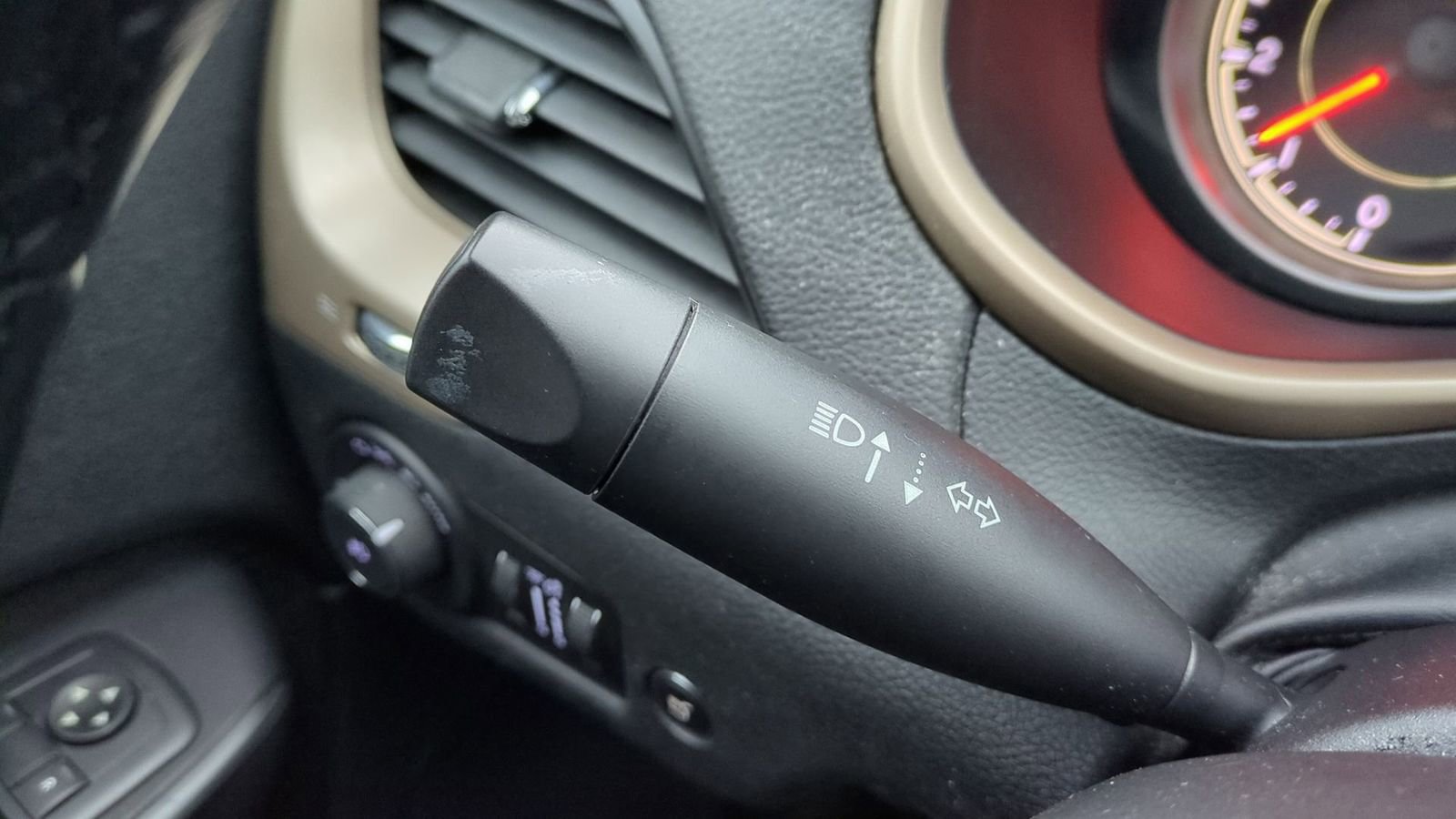 Used 2016 Jeep Cherokee Latitude w/ Comfort/Convenience Group image 28