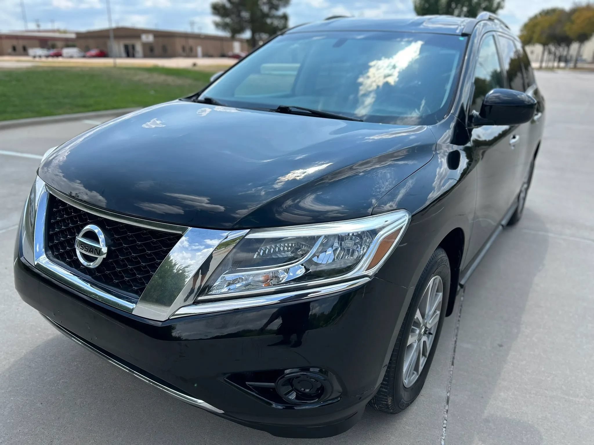 Used 2014 Nissan Pathfinder SV w/ Trailer Tow Package FWD image 2