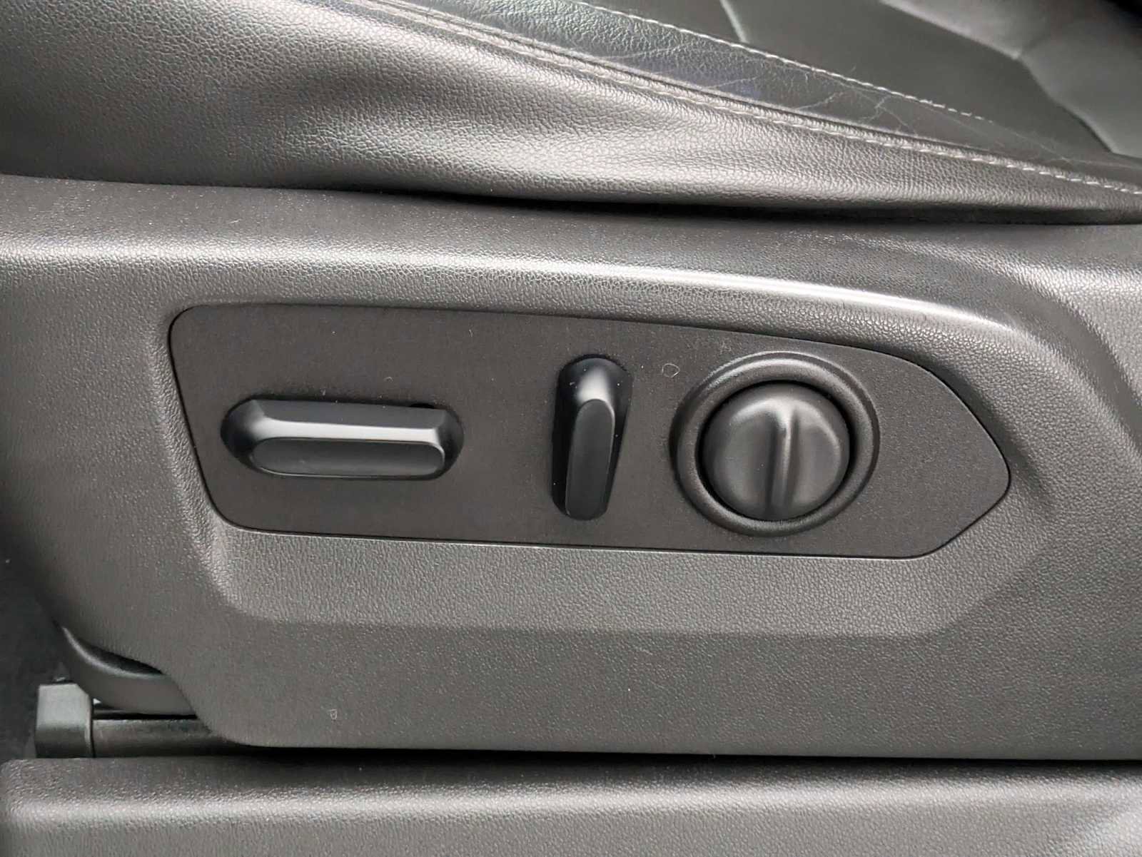 Used 2020 Chevrolet Silverado 1500 LTZ w/ LTZ Plus Package AWD/4WD image 18