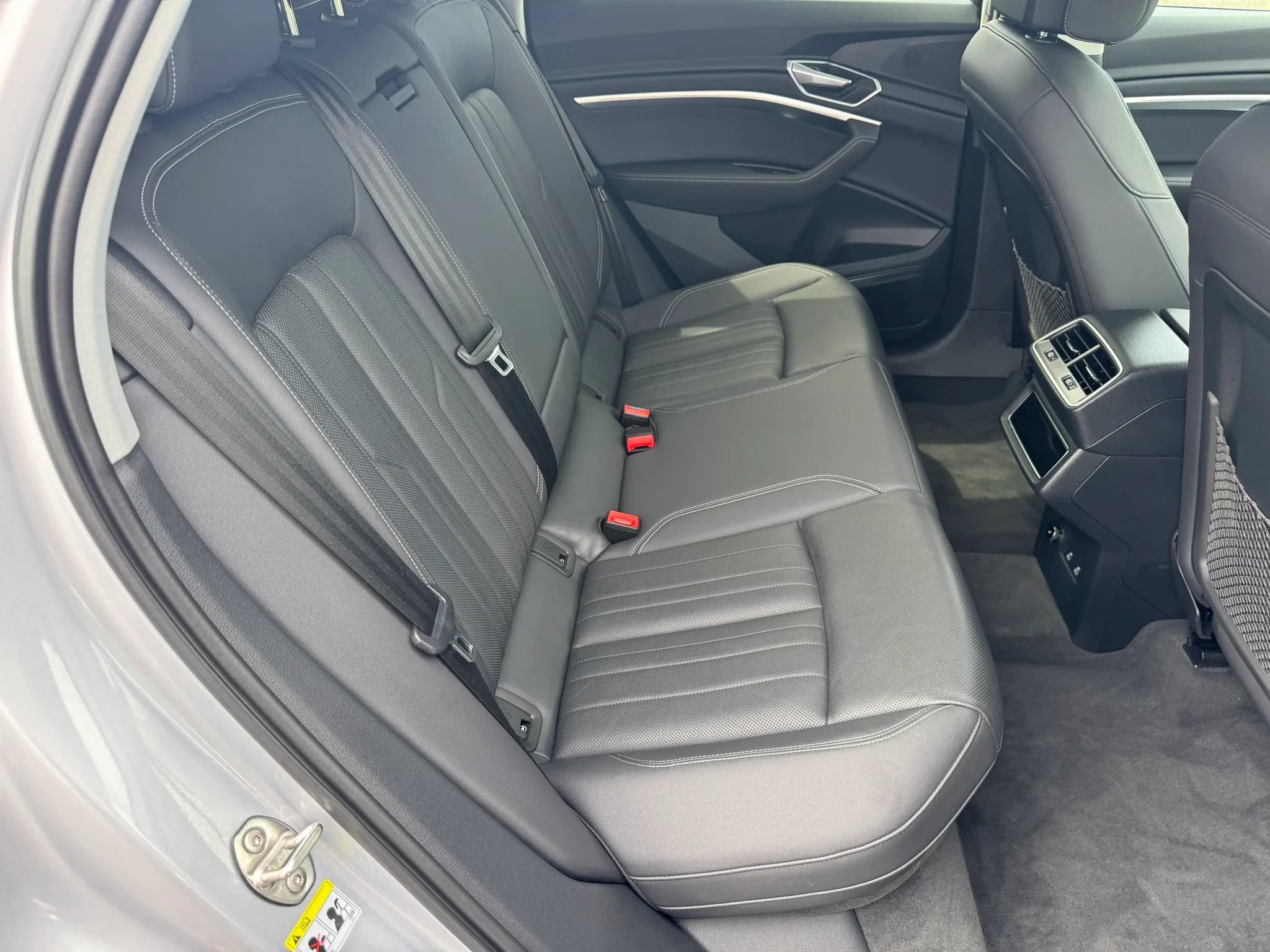 Used 2022 Audi e-tron Premium Plus w/ Premium Plus Package AWD/4WD image 26