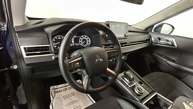Used 2023 Mitsubishi Outlander SE FWD image 13