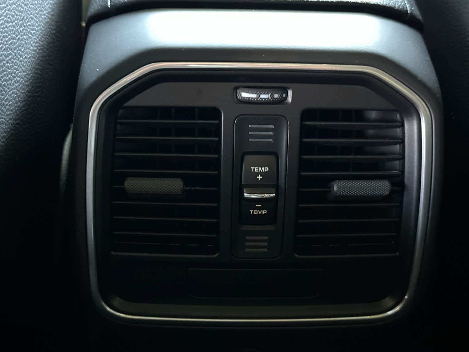 Certified 2025 Porsche Macan AWD/4WD image 14