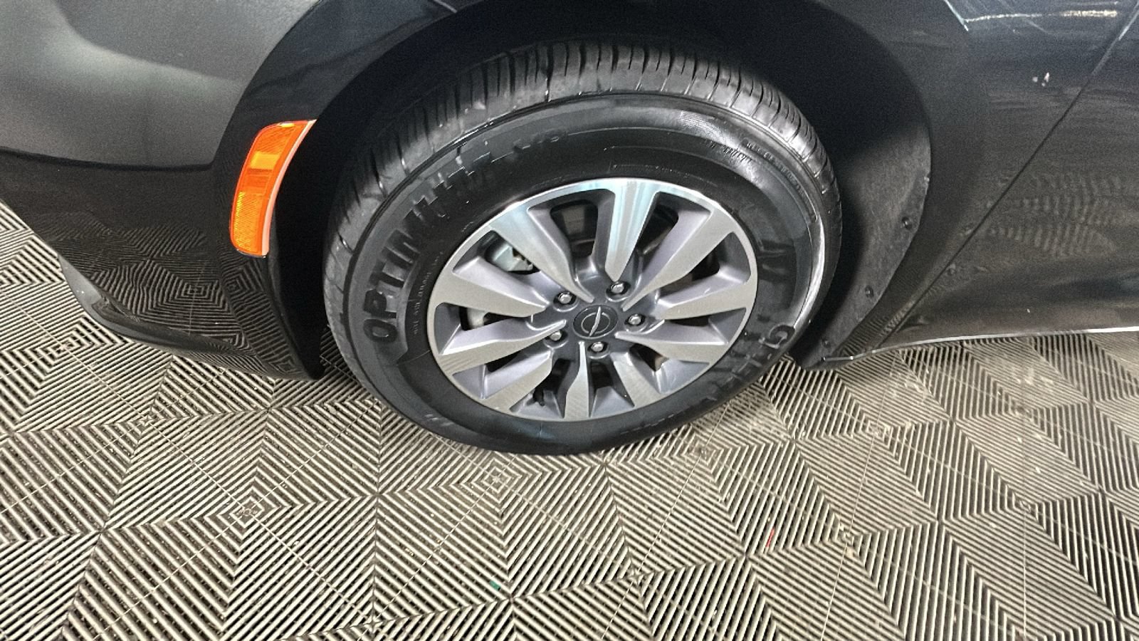Used 2023 Chrysler Pacifica Touring-L FWD image 10