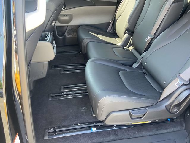 New 2025 Kia Carnival FWD image 8