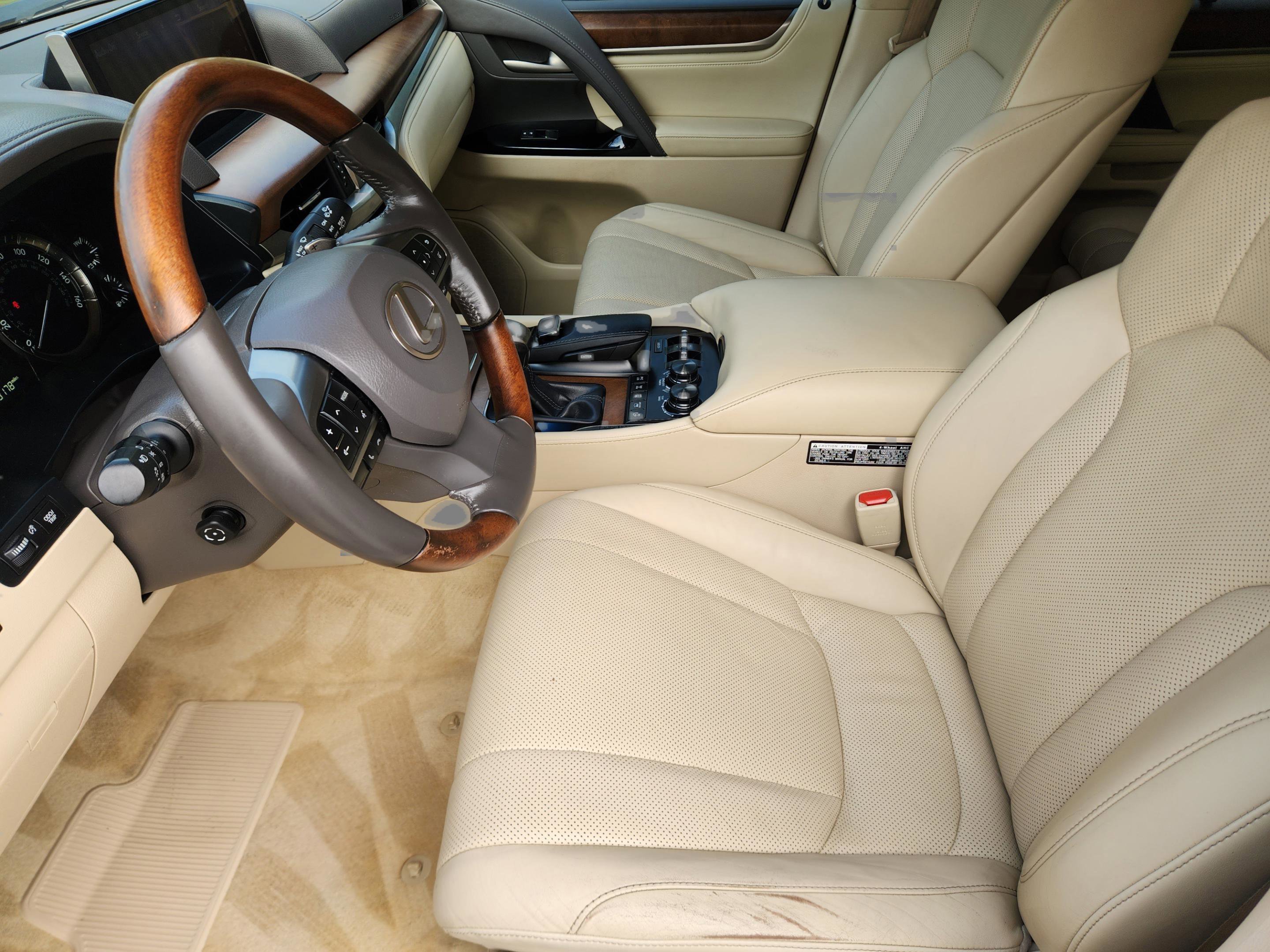 Used 2020 Lexus LX 570 4WD w/ Luxury Package image 31