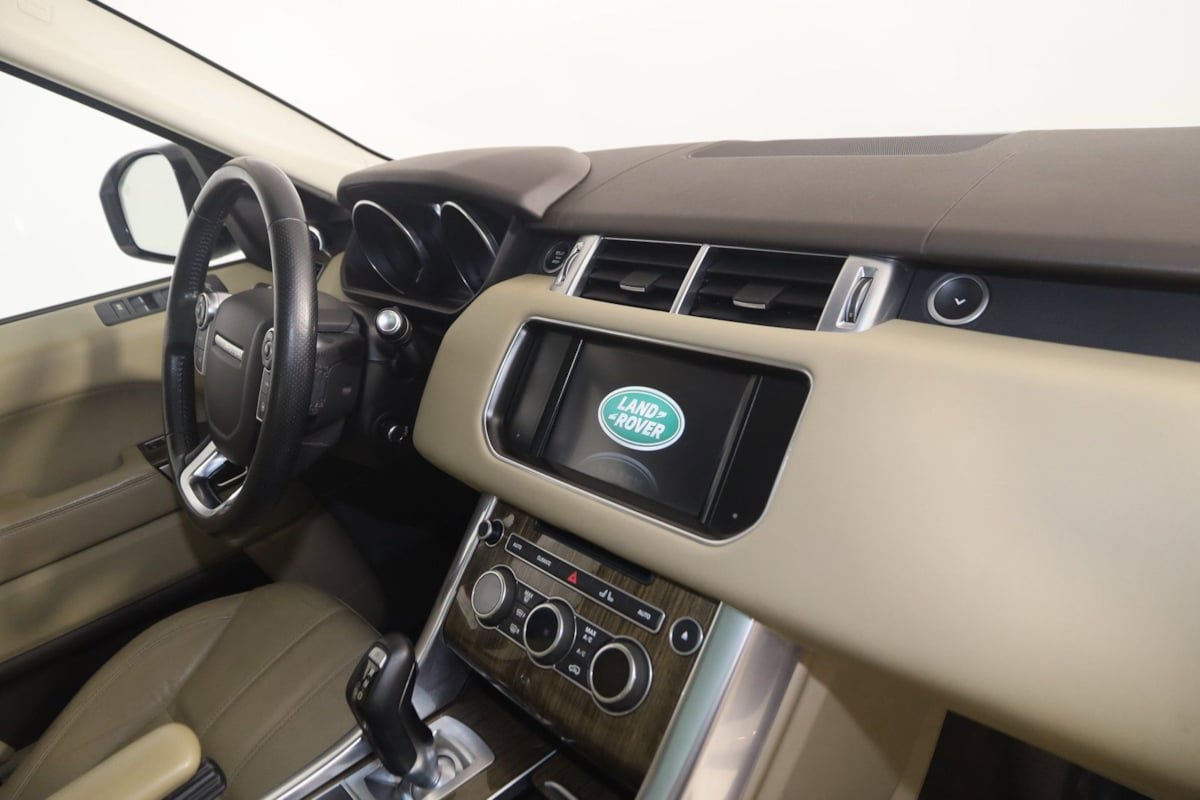 Used 2016 Land Rover Range Rover Sport SE image 38