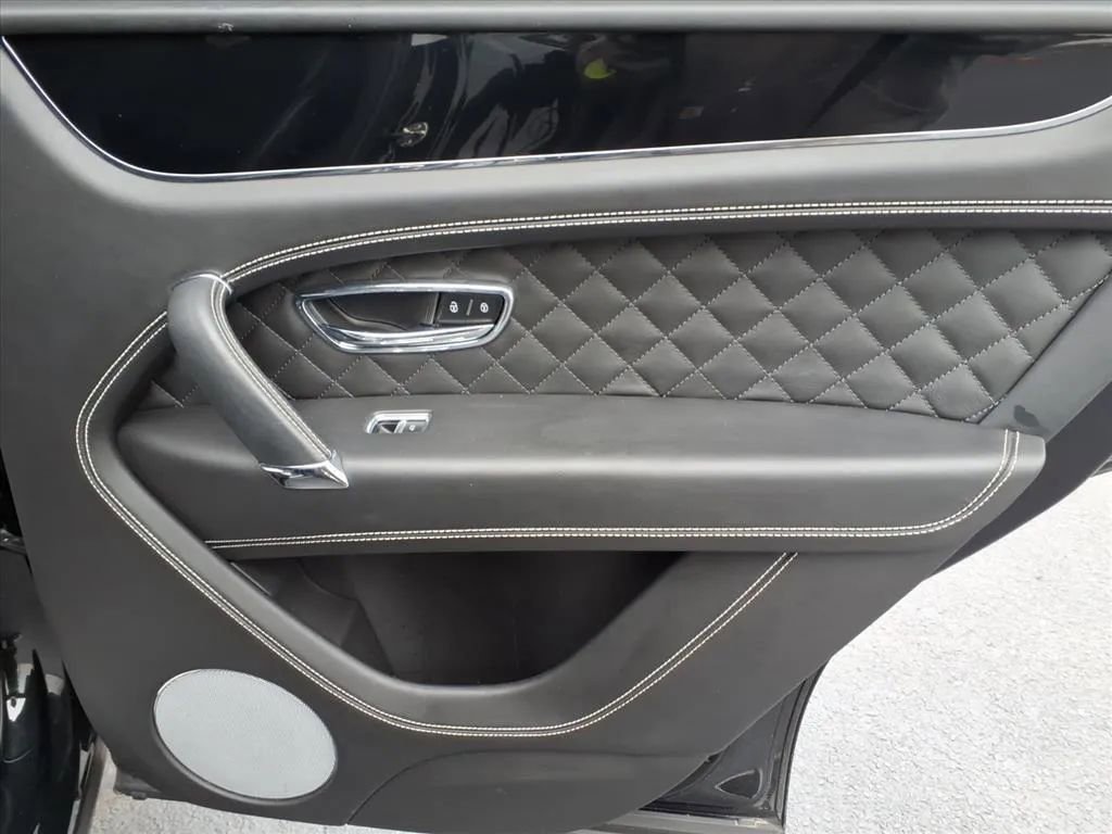 Used 2018 Bentley Bentayga AWD/4WD image 15
