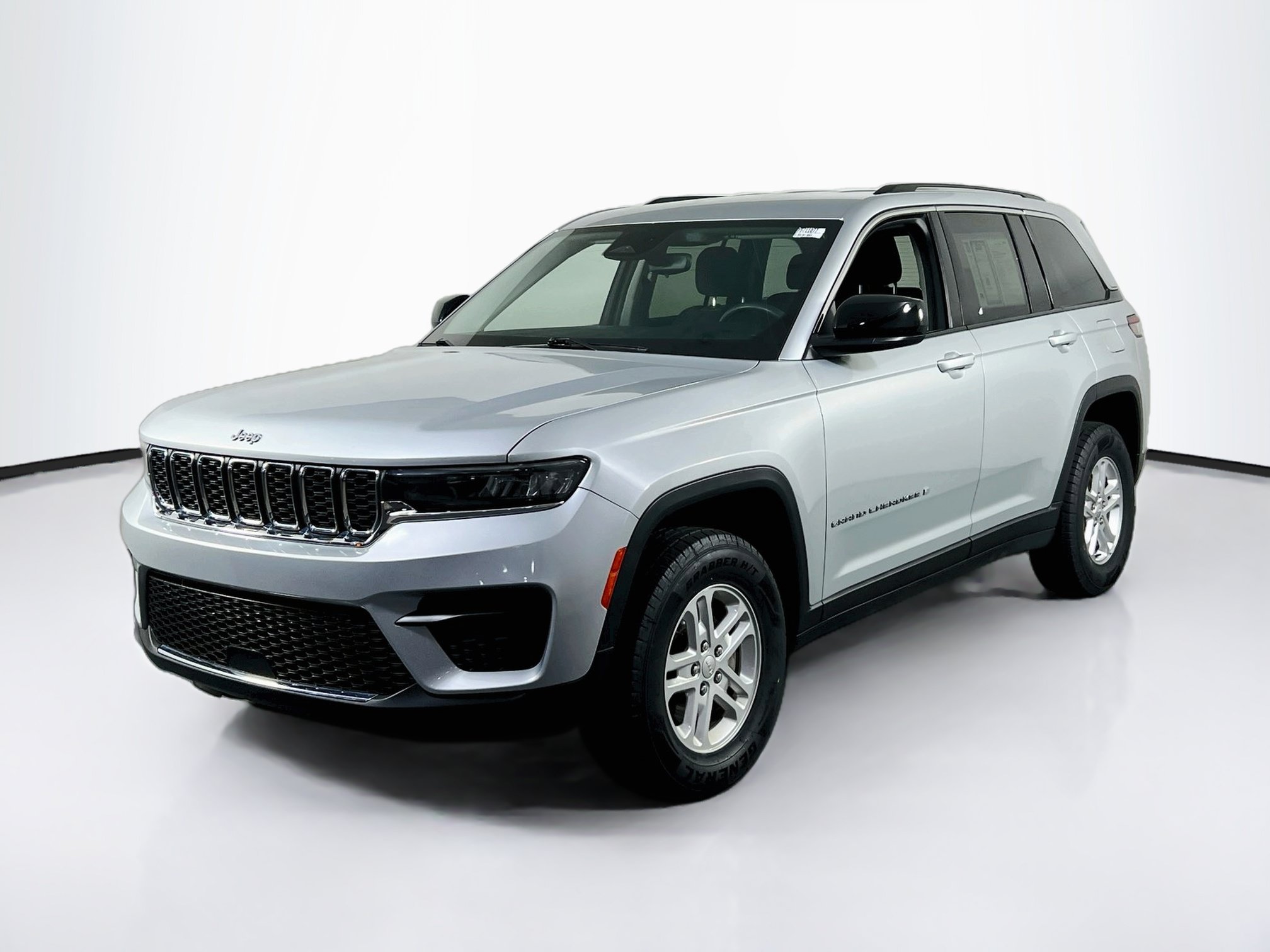 Used 2023 Jeep Grand Cherokee Laredo w/ Luxury Tech Group I AWD/4WD image 1