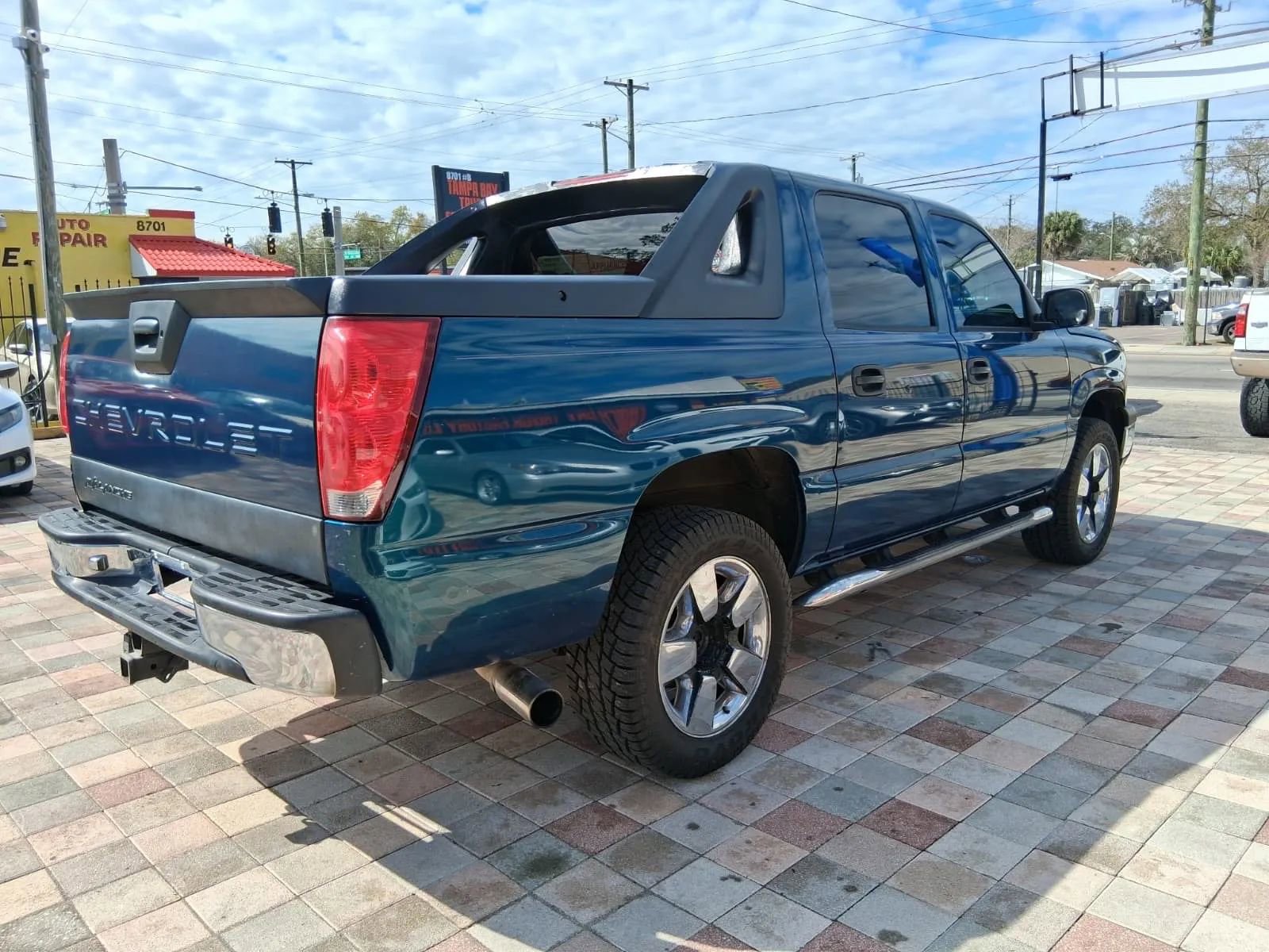 Used 2004 Chevrolet Avalanche Z66 w/ Preferred Equipment Group image 3