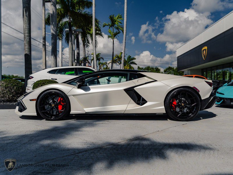 Used 2025 Lamborghini Revuelto image 2