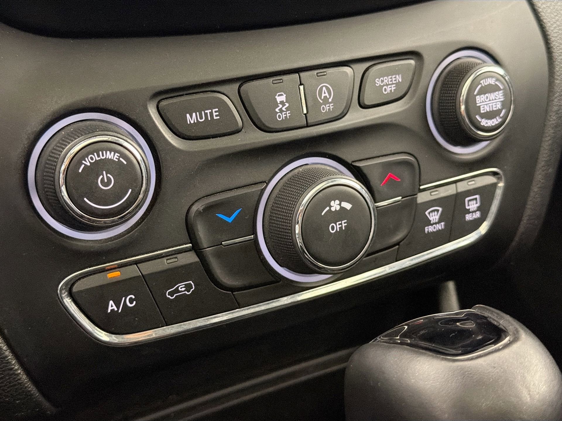 Used 2021 Jeep Cherokee Latitude Plus w/ Sun & Sound Group image 16