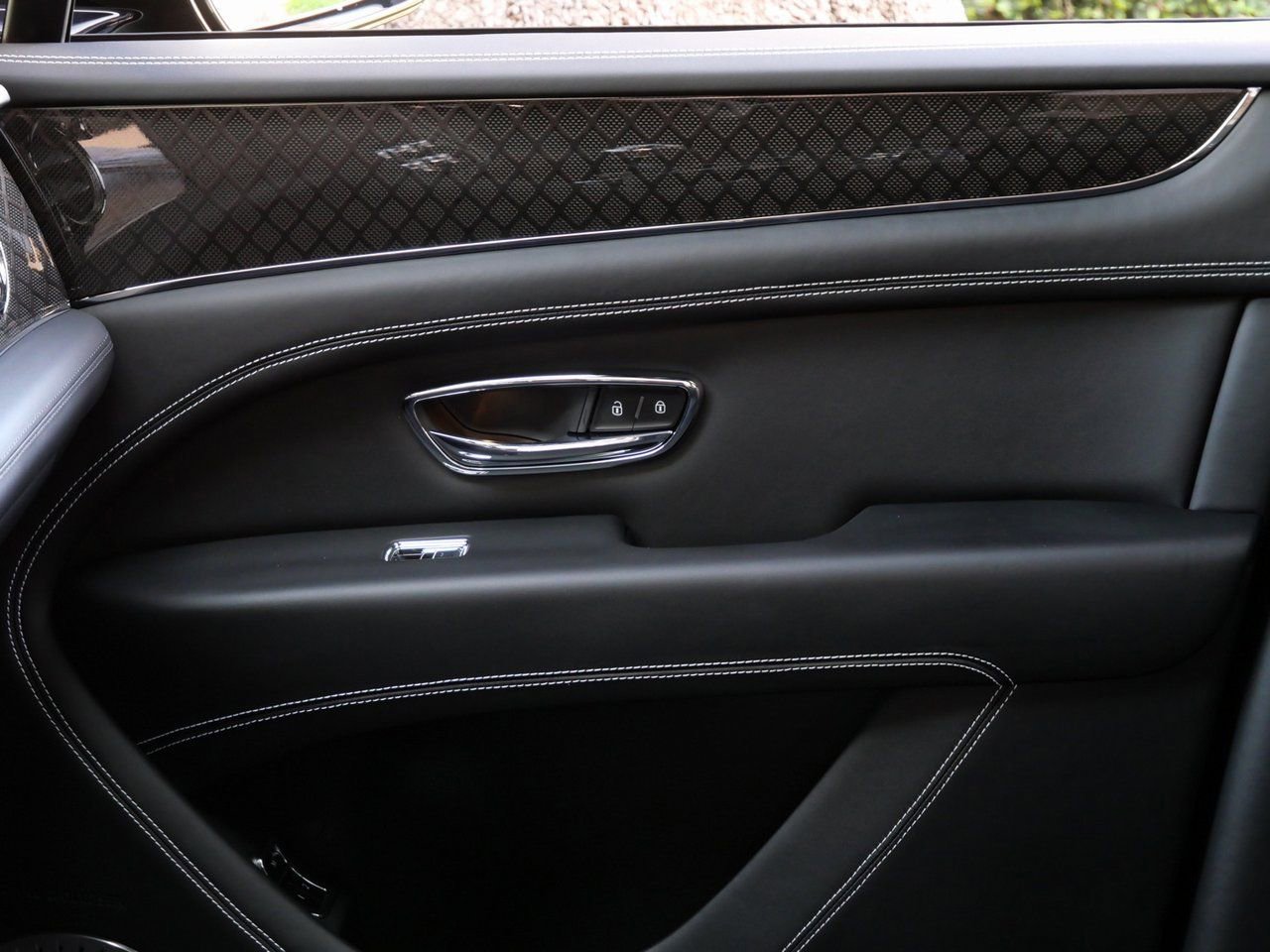 Used 2025 Bentley Bentayga AWD/4WD image 15