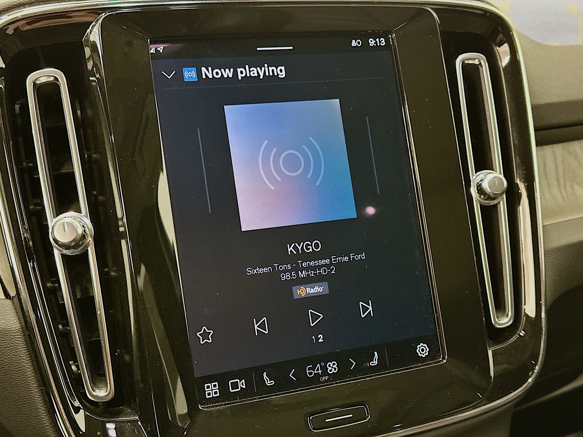 Used 2025 Volvo XC40 B5 Plus image 21